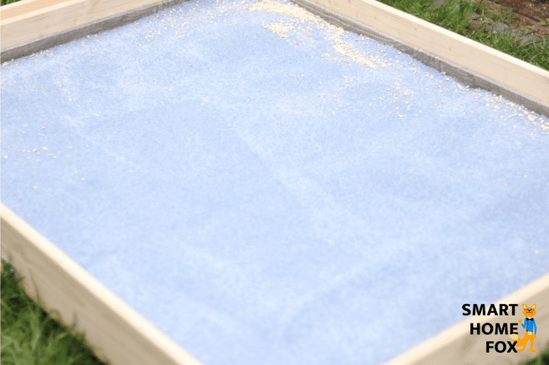 Easy Home Saugroboter von Aldi nach dem Saugen von Haferflocken auf hohem Teppich